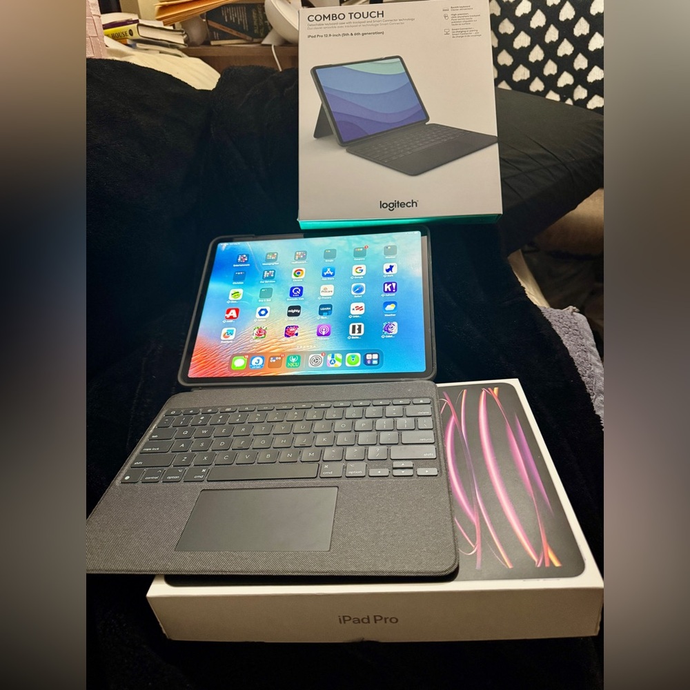 Like New 128 GB Apple iPad Pro 12.9” with Keyboard case